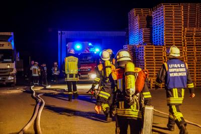 Wendlingen: Brand eines Palettenstapels in ein Firma - Ursache unklar